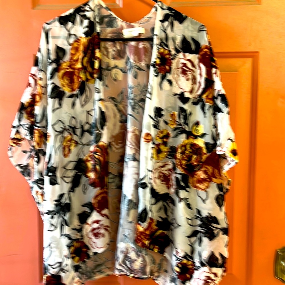 Kimono - beautiful with embossed flowers one size